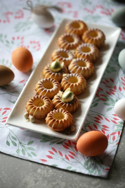 Easter Golden Egg Cupcakes Stok Resim
