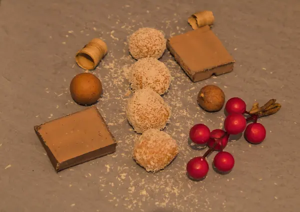 Doğal hindistan cevizine batırılmış el yapımı kakao çikolataları.