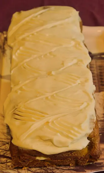 Kremalı ve fındıklı ev yapımı doğal sünger keki.