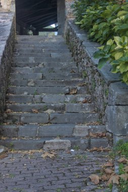 Taştan merdivenler kırsal kesimdeki eski bir kilisenin girişine çıkıyor.