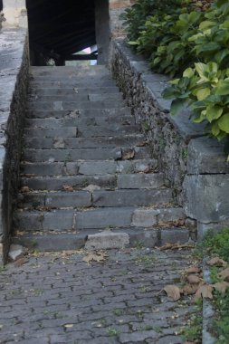 Eski bir kilisenin girişine giden eski taş merdivenler.