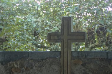 16. yüzyıl taş haçı Camino de Santiago yolunda küçük bir kilisede.