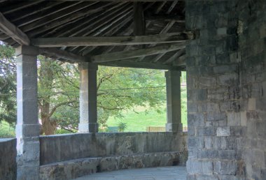 16. yüzyıldan kalma bir Gotik kilisenin verandası Bask ülkesindeki küçük bir kasabada yeniden canlanıyor.