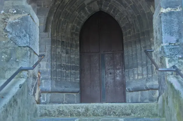 Eski bir kiliseye giden merdivenler.