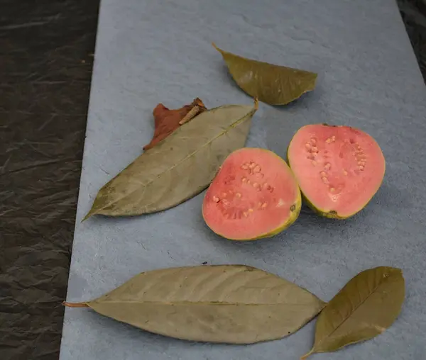 Guava denen egzotik meyve vitamin açısından zengin tatlı ve sulu.