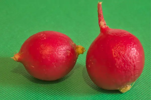 Vitamin ve mineral açısından zengin iki kırmızı turp sağlık için iyidir.