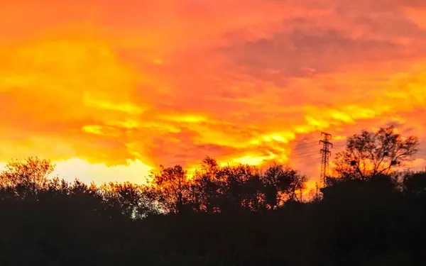 Gün batımında dağlarda güçlü ve yoğun renkler ile gökyüzü