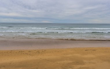 Sakin ve ıssız bir sahile gelen hafif dalgalar.