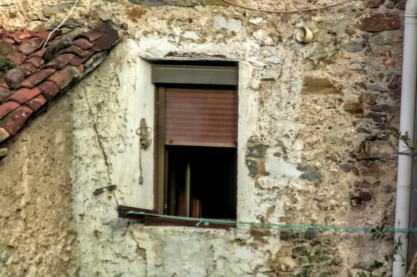 Küçük açık pencereli eski bir evin cephesi