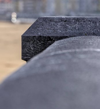 Sahildeki gezinti güvertesi boyunca uzanan mermer korkuluklar.