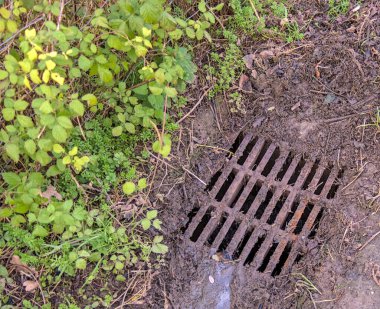 Çiftlikte temizledikten sonra metal drenaj borusu..
