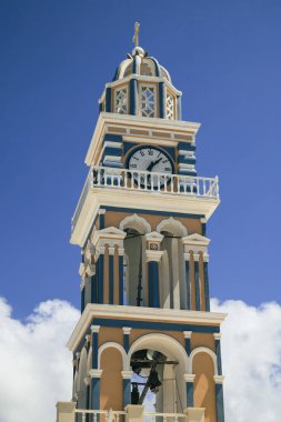 Santorini 'de bulutlu mavi gökyüzüne karşı saat kulesi. Yüksek kalite fotoğraf
