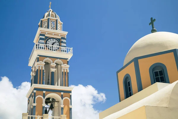 Santorini 'de bulutlu mavi gökyüzüne karşı saat kulesi. Yüksek kalite fotoğraf