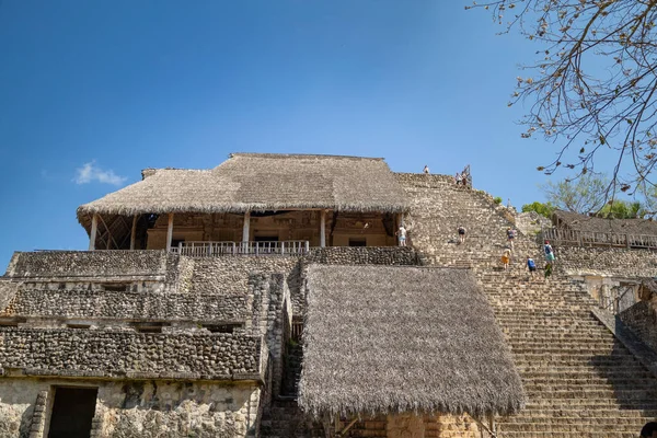 Ek Balam 'daki görkemli harabelerde çok dik merdivenler. Ek Balam, Meksika 'nın Yucatan eyaletinde yer alan bir Yucatec-Maya arkeoloji alanıdır. Yüksek kalite fotoğraf
