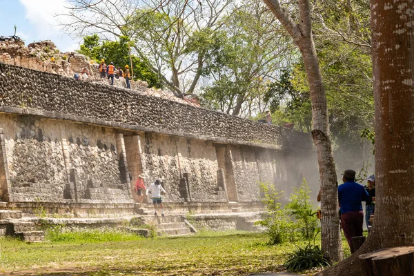 Ekbalam, Yucatan, Meksika - 29 Eylül 2020: Tapınağı ve piramidi olan 8. yüzyıl Maya köyünün kalıntıları çıkarıldı ve restore edildi. Yüksek kalite fotoğraf