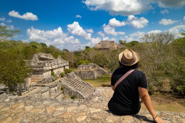 Maya Ek Balam antik şehrinde bir kız. Ormandaki antik şehir. Maya tapınağı Ek Balam arkeolojik alanı, Yucatan harabeleri. Ormandaki terk edilmiş bir şehirde bir gezgin. Yüksek kalite fotoğraf