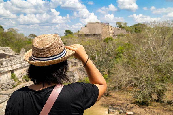 Maya Ek Balam antik şehrinde bir kız. Ormandaki antik şehir. Maya tapınağı Ek Balam arkeolojik alanı, Yucatan harabeleri. Ormandaki terk edilmiş bir şehirde bir gezgin. Yüksek kalite fotoğraf