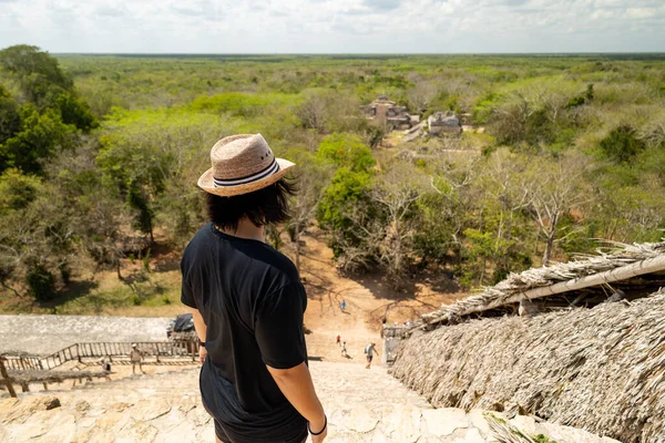 Maya Ek Balam antik şehrinde bir kız. Ormandaki antik şehir. Maya tapınağı Ek Balam arkeolojik alanı, Yucatan harabeleri. Ormandaki terk edilmiş bir şehirde bir gezgin. Yüksek kalite fotoğraf
