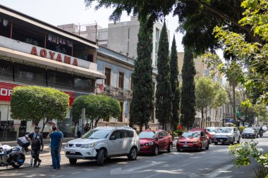 Mexico City, Meksika, Mayıs 07, 2023: La Condesa sokaklarında insanlar. Yüksek kalite fotoğraf