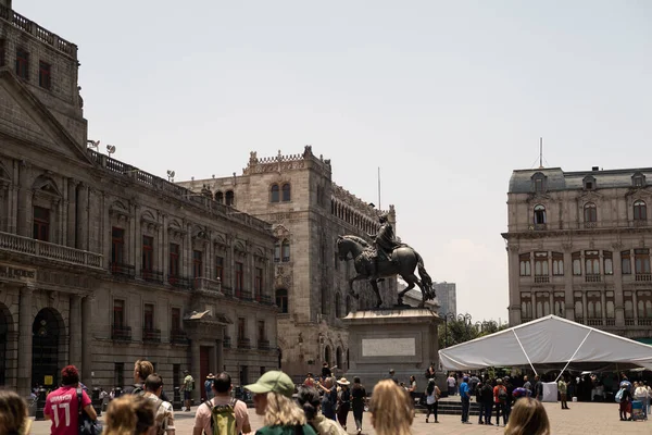 Mexico City, Meksika, 07 Mayıs 2023: Manuel Tolsa Meydanı 'nda 4..