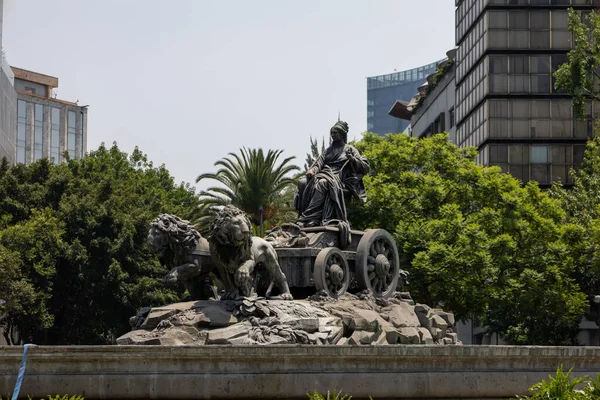 Mexico City, Meksika, 07 Mayıs 2023: Fuente de Cibeles, İspanya 'nın başkenti Madrid' de bulunan ünlü çeşmenin bir kopyası. Yüksek kalite fotoğraf