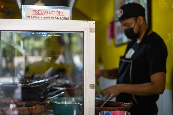 Mexico City, Meksika, 07 Mayıs 2023 Taquero Meksika 'da Taqueria' da tacos al pastor yapan Meksikalı adam. Yüksek kalite fotoğraf
