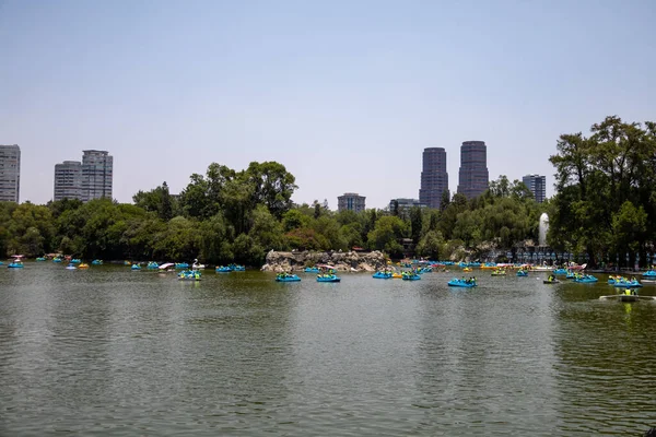 Mexico City, Meksika, 30 Mart 2023 Chapultepec Gölü manzaralı güzel insanlar. Yüksek kalite fotoğraf