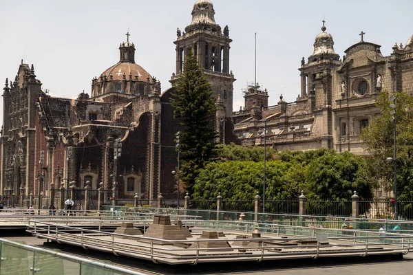 Mexico City, Meksika, Mayıs 07, 2023: Katedral Metropolitana 'nın yan manzarası. Yüksek kalite fotoğraf