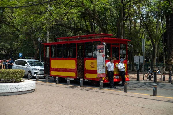 Mexico City, Meksika, 07 Mayıs 2023: Mexico City 'nin en büyüleyici bölgelerinden biri olan Colonia Condesa' nın merkezindeki Plaza Mexico 'daki eski tarz tramvay. Yüksek kalite fotoğraf