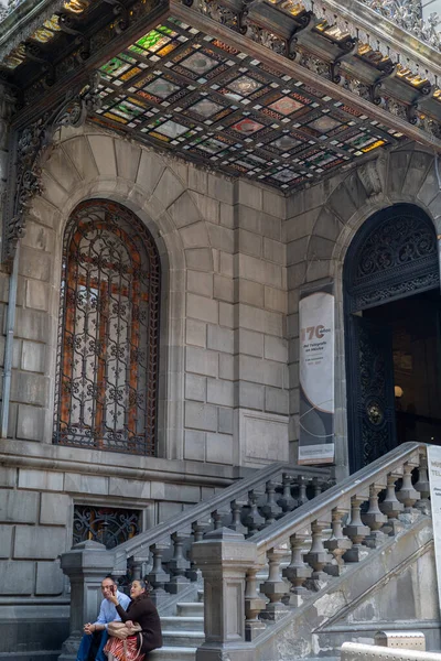 Mexico City, Meksika, Mayıs 07, 2023: Meksika Ulusal Sanat Müzesi 'nin giriş kapısındaki insanlar. Yüksek kalite fotoğraf