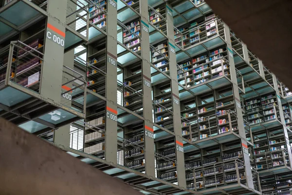 Mexico City, Mexico 'daki Vasconcelos Kütüphanesi' nin mimari simgesi Biblioteca Vasconcelos 'un iç manzarası. - Evet. Yüksek kalite fotoğraf