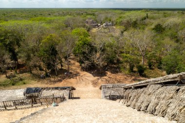 Ek Balam 'daki görkemli harabelerde çok dik merdivenler. Ek Balam, Meksika 'nın Yucatan eyaletinde yer alan bir Yucatec-Maya arkeoloji alanıdır. Yüksek kalite fotoğraf