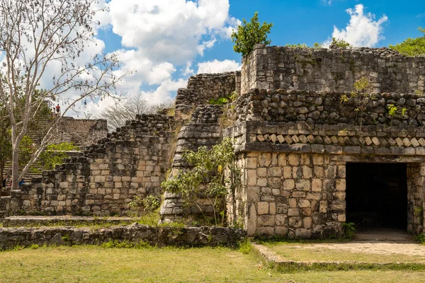 Ek Balam 'ın Maya harabelerindeki ikizlerden biri. Ek Balam ismi Siyah Jaguar anlamına gelir. Meksika 'nın Yucatan Yarımadası' nda yer almaktadır. Yüksek kalite fotoğraf