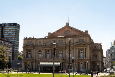 Buenos Aires, Arjantin - Aralık 2022: Buenos Aires 'teki büyük Teatro Colon' un gün ışığı manzarası, insanların bu ikonik simgenin yanından geçerken şehir hayatı gözler önüne seriliyor