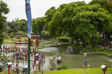 Buenos Aires, Arjantin - Kasım 2022: İnsanlar 1967 'de yerel Japon topluluğu tarafından inşa edilen Buenos Aires' teki Japon Garden Jardin Japones büyüleyici parkında huzur içinde dinleniyorlar.