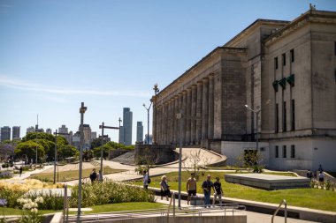 Buenos Aires, Arjantin - Kasım 2022: Buenos Aires Hukuk Fakültesi 'nin önünde yürüyen insanlar, modern Floralis Generica heykelinin şehir manzarasını geliştirdiği 1949 yapımı bir yapı..
