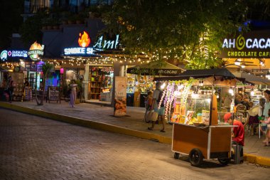 PLAYA DEL CARMEN, Meksika - 2023 Şubat: Büyüleyici bir gece atmosferinde, canlı bir sahne Av 'da ortaya çıkar. Birçok tezgah ve mağaza olarak Constituyentes caddeleri aydınlatıyor. Yüksek kalite fotoğraf