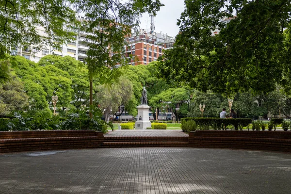 Buenos Aires, Arjantin - Kasım 2022: Buenos Aires 'te sakin bir şehir meydanı olan Plaza Libertad' ın manzarası, düzgün peyzajlı çimleri, yürüyüş yolları ve merkezi bir çeşme ile ayırt edilir..