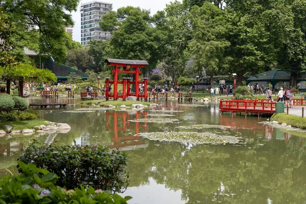 Buenos Aires, Arjantin - Kasım 2022: İnsanlar 1967 'de yerel Japon topluluğu tarafından inşa edilen Buenos Aires' teki Japon Garden Jardin Japones büyüleyici parkında huzur içinde dinleniyorlar.