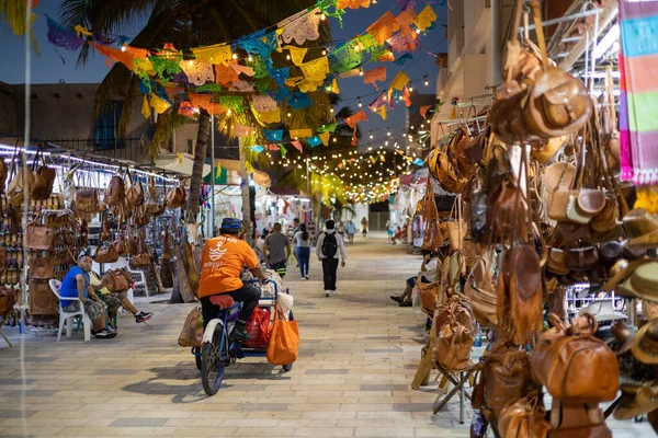 PLAYA DEL CARMEN, Meksika - 2023 Şubat 'ı aydınlatma mağazaları 5. Cadde' nin önünden geçen bisikletçiler Playa del Carmen gece hayatına hayat katıyor..