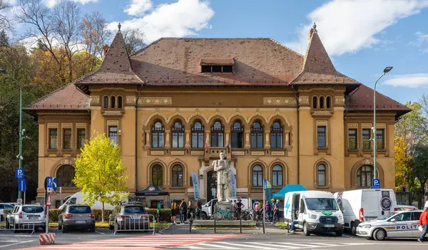 Brasov, Romanya - 5 Kasım 2023 - Brasov Şehir Merkezi 'ndeki George Baritiu Kütüphanesi Cephesi. Yüksek kalite fotoğraf