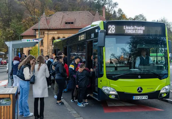 Brasov, Romanya - 5 Kasım 2023 - Brasov 'un göbeğindeki bir otobüse binen banliyö sakinleri. Yüksek kalite fotoğraf