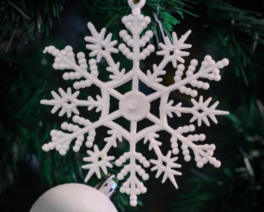 Kar tanesi bir Noel ağacı üzerinde