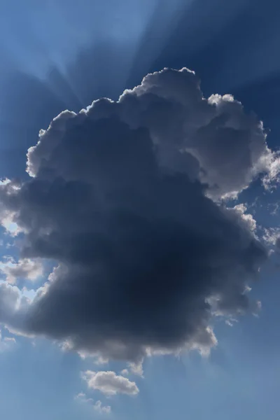 Chmura Przykrywa Słońce Błękitnym Niebie — Zdjęcie stockowe