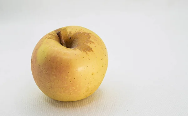 Zbliżenie Żółtego Jabłka Białym Tle — Zdjęcie stockowe