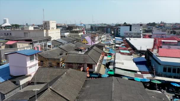 Aerial Drtone在Maeklong市场铁路轨道上观看泰国传统列车 Rom Hup泰国传统市场 — 图库视频影像