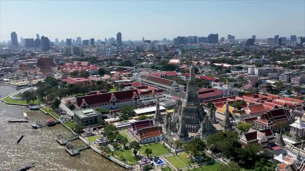 在城市里 空中拍摄的佛寺经河流流经 从著名地标飞向泰国曼谷的无人机 — 图库视频影像