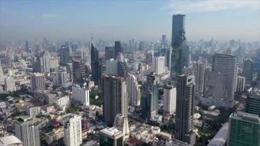Bangkok, Tayland, 5 Kasım 2022. Büyük şehir manzarası ve Bangkok Tayland şehir merkezindeki yüksek gökdelenlerin 4K hava aracı görüntüleri.