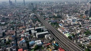 Trafiğin yoğun olduğu saatlerde yoğun arabaların hava görüntüsü karayolu caddesinde Bangkok 'ta köprü üzerinde, Asya' da şehir merkezinde, gün batımında Tayland 'da. Kesişme noktası.