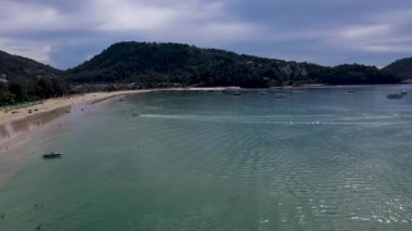 Phuket Patong plajı, İHA kamerasından hava manzarası, güzel patong kumsalı Phuket Tayland, inanılmaz deniz kumsalı, turist gezileri, ve güzel Puket adası..